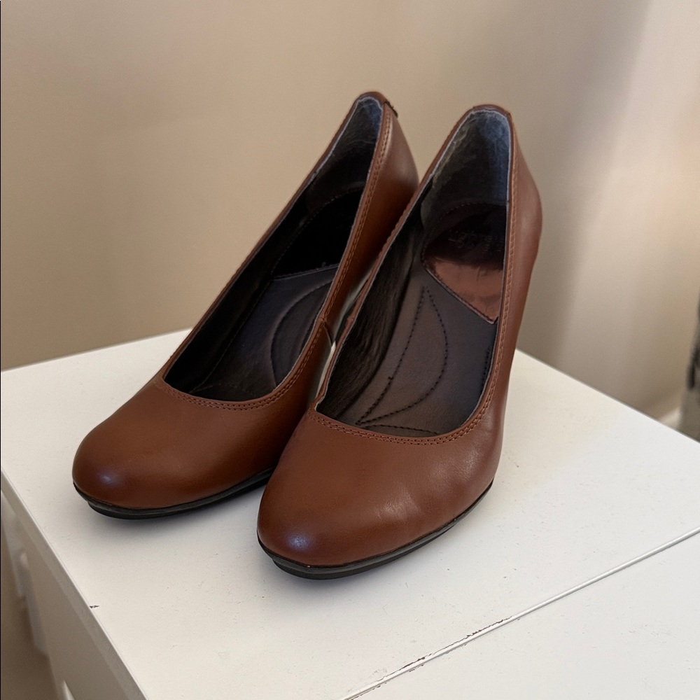 Mootsies Tootsies Classic Brown Heels